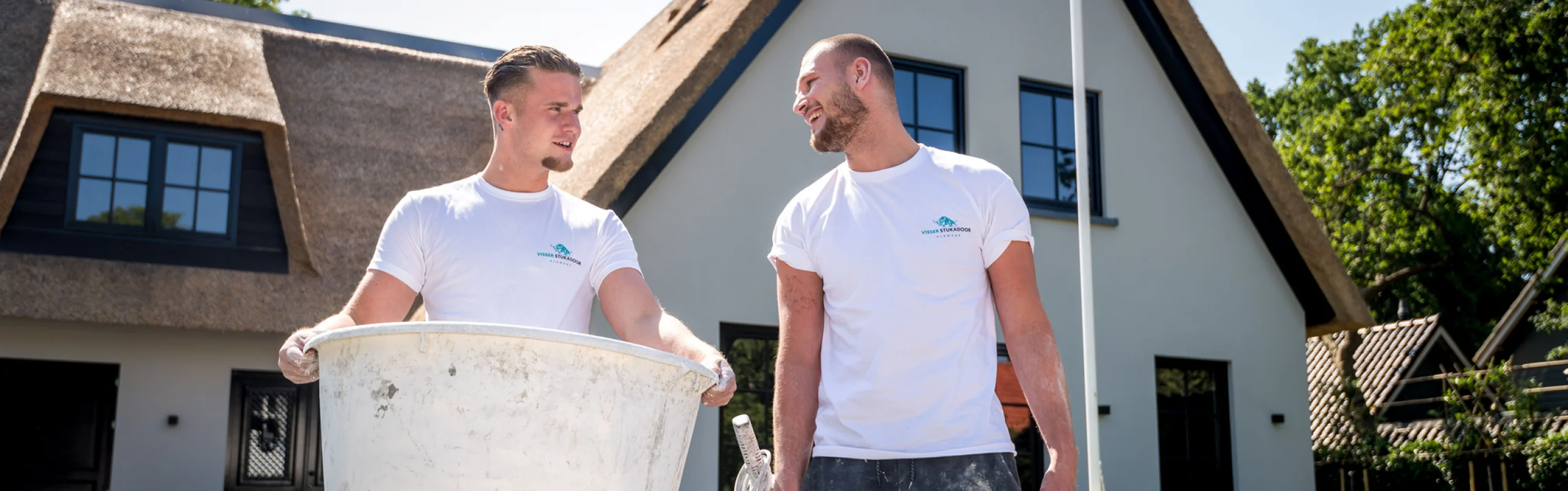 Twee echte vakmannen die onze muren mooi afgewerkt hebben.